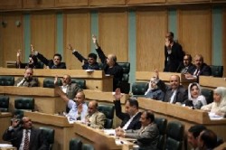 تسعون نائبا يوقعون مذكرة لعقد دورة استثنائية