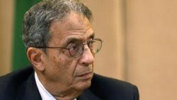 عمرو موسى يتهم القذافي بمحاولة اغتياله ويصفه بـ"الرجل الكحيان"