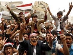 صهر الرئيس صالح ينضم إلى شباب الثورة مطالبا برحيل النظام