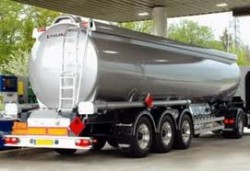 الزرقاء: تسرب 40 طنا من النفط الخام من صهريج