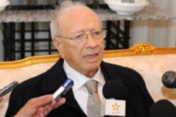 رئيس الوزراء التونسي يعلن تجميد أموال القذافي