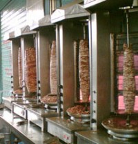 تسمم 7 أشخاص من عائلة واحدة تناولوا "شاورما" في "النزهة"