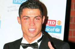 رونالدو...يبدل جنسيته.. ويلعب مع ابطال العالم