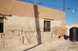 عائلة تعيش تحت رعب انهيار سقف المنزل على رأسها في الحلابات الشرقي