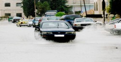 مياه الأمطار تحاصر 40 شخصا وتدهم منازل بالكرك