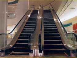 طفل يفقد اصبعين في درج احد مولات عمّان