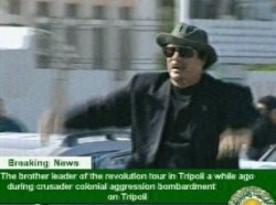 القذافي يلوح بيديه في شوارع شبه خالية