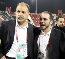 الأمير علي يبارك لعدنان حمد تجديده عقده