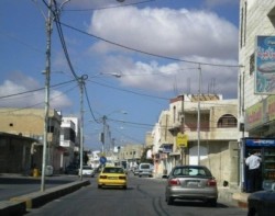 الرمثا : مواطن يخلع ملابسه احتجاجا على اضراب الاطباء