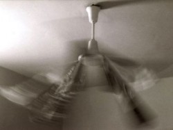 معان : مروحة سقف تخترق وجه طالبة بعد سقوطها