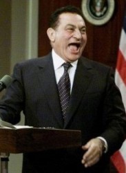 الفجر: مبارك تشنج وبكى عند محاولة نقله للقاهرة وتشبث بالسرير وقال"انتوا هتحبسوني"!