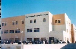 موظفو جامعة الحسين يمنعون رئيسهم من الدخول الى الجامعة وسط مطالبات برحيله