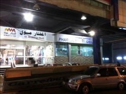 تحطم مركبة اثر سقوط كتلة "اسمنتية" كبيرة من مبنى المختار مول