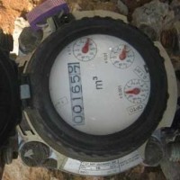 وزير المياه والري يقر بأن عدادات المياه تحتسب الهواء على المواطنين