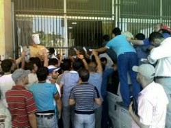 طلبة الطفيلة التقنية يقتحمون مبنى رئاسة الجامعة