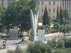 مشاجرة طلابية وتحطيم سيارات في جامعة اليرموك