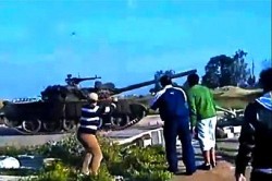 دبابات سورية تدخل درعا وسط اطلاق كثيف للنيران