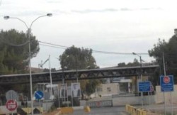 لأمن يقيم حاجزاً أمنياً حول مركز جمرك الرمثا و يبعد الصحفيين