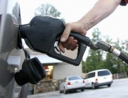 الحكومة ترفع أسعار المحروقات على القطاعات الاقتصادية وتثبتها للمواطنين دون إعلان رسمي