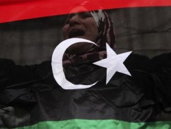 رفع اعلام الثورة الليبية في طرابلس