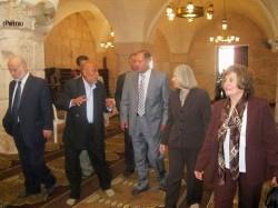 وزيرة السياحة تدخل مسجد عجلون الكبير مكشوفة الرأس   .