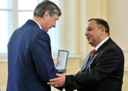 الرئيس السلوفيني يكرم الكابتن الخشمان ويمنحه وسام الدولة تقديرا لجهوده الانسانية.. صور