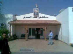 مدمن يخلع ملابسه امام زوار مستشفى غور الصافي