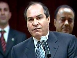 الملقي يهدد بمنع صحافي من دخول وزارة الصناعة