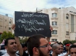 اعتصام الكالوتي : دولة الرئيس .. بالنسبة لضرب الشعب ... هواية مثلاً (صور)