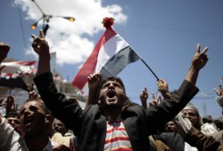 صالح يرفض الخروج من اليمن .. ومسلحو الأحمر يستولون على وكالة سبأ بعد تجدد الاشتباكات