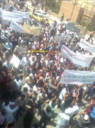 الطفايلة يقفون دقيقة صمت على ما اسموه "روح الحكومة".. وحرق العلم الاسرائيلي