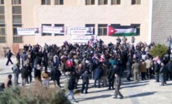 اعتصامات لموظفي المؤسسات المستقلة احتجاجاً على تخفيض رواتبهم المرتفعة