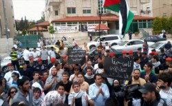 المئات يعتصمون امام الكالوتي ويطالبون باغلاق السفارة الاسرائيلية ..