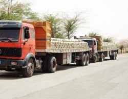 مواطنون يقطعون الطريق على شاحنات اسمنت بالطفيلة