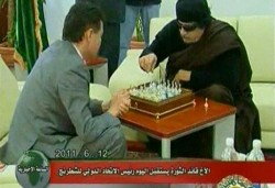 القذافي يلعب الشطرنج مع رئيس اتحاد اللعبة