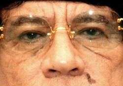 القذافي يقصف الثوار ويعالجهم على نفقته