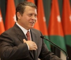 الملك يسأل الشباب في البحر الميت عن الاحزاب التي يريدونها