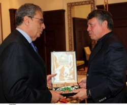 الملك يقلد عمرو موسى وسام النهضة