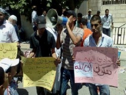 حشود تعتصم على  الدوار السابع لإغلاق النوادي الليلية