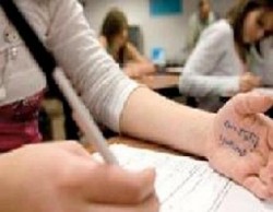 مديرا مدرستين يتدخلان لمساعدة طالبة ضبطت بحالة غش