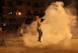 عشرات من الجرحى في اشتباكات بميدان التحرير بالعاصمة المصرية