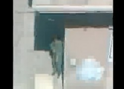 شاب سوري يصور قاتله في جمعة “ارحل” بسوريا قبل مقتله على يد القناص ( فيديو )