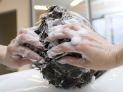 طفلة بحالة حرجة بعد غسل والدها لشعرها بدواء للقمل