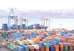 العقبة : إغلاق باب ميناء الحاويات بعد إعتصام سائقي الشاحنات .