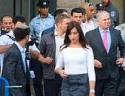 نتنياهو يجبر ثلاث صحفيات على خلع حمالات الصدر