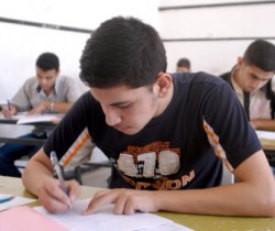 طلبة الشامل يحتجون على الورقة الثانية من امتحان الفنون