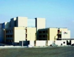 كلية القدس:طلبة يحتجون على اصابة زميلهم بالرصاص