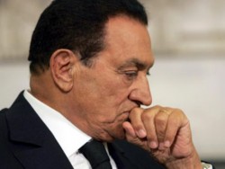 مبارك سيحضر محاكمته على كرسي متحرك