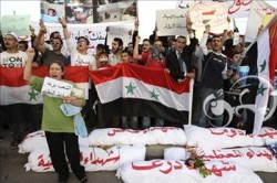 الالاف يصلون التراويح قبالة السفارة السورية في عمان .. وينفذون إعتصاماً