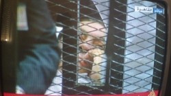 . مبارك يمثل امام القاضي وهو راقد على سرير المرض فيديو وصور